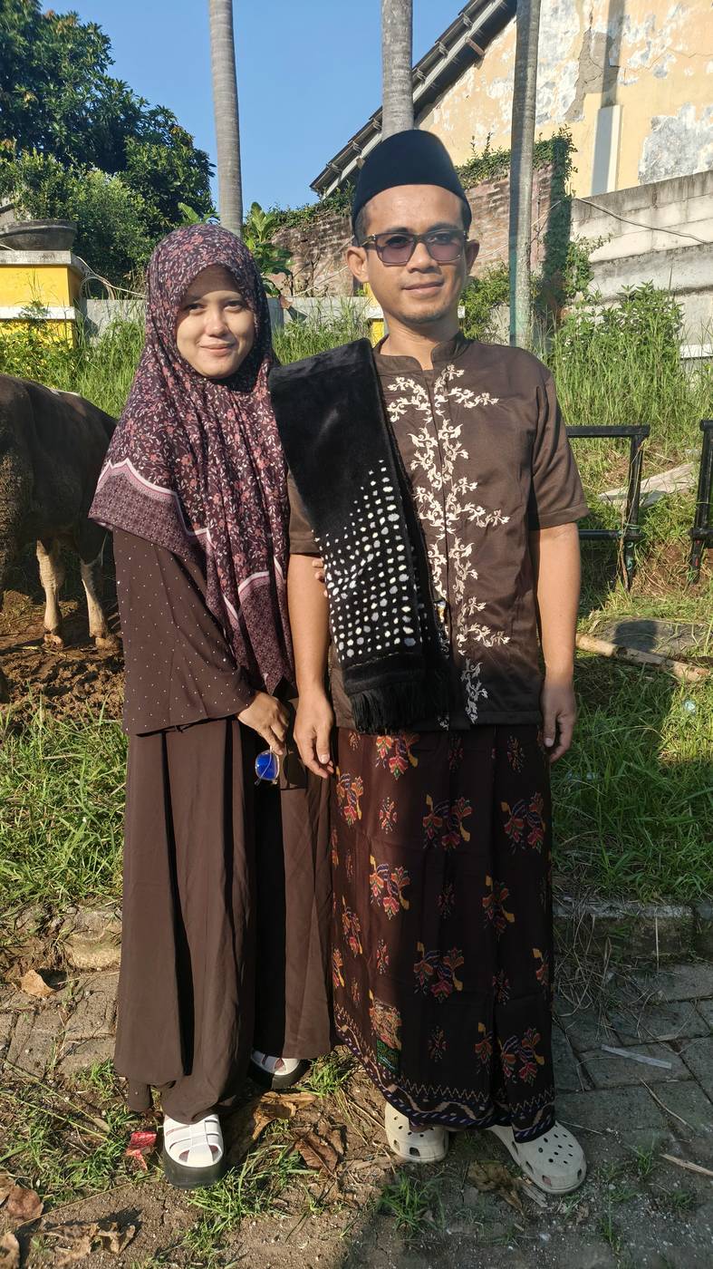 Berdua memakai koko dan gamis di hari raya